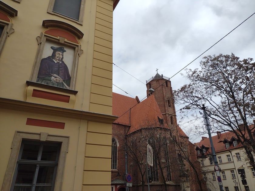 Portret Angelusa Silesiusa na murze, na drugim planie: kości&oacute;ł św. Macieja przy ul. Szewskiej