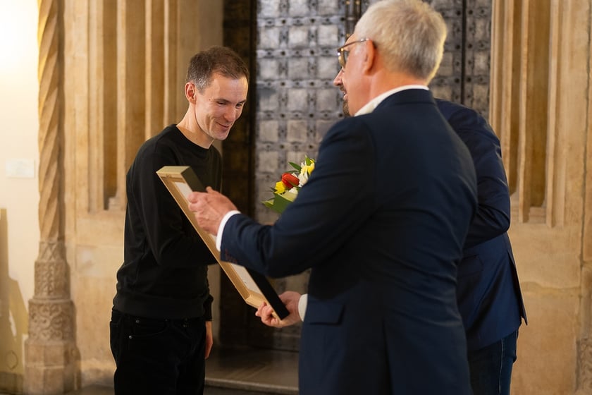 Nagrodę dla Artura Borkowskiego odebrał Mariusz Turchan. Gala wręczenia Arlekinów 2024. Wrocław, 27.03.2024