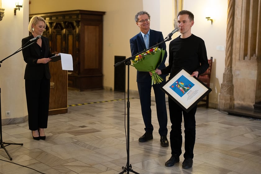 Nagrodę dla Artura Borkowskiego odebrał Mariusz Turchan. Gala wręczenia Arlekinów 2024. Wrocław, 27.03.2024