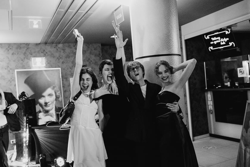 Czarno-biały bal w DCF. Kreacje, w jakich przybyli goście specjalnego pokazu filmu &bdquo;Casablanca&rdquo;