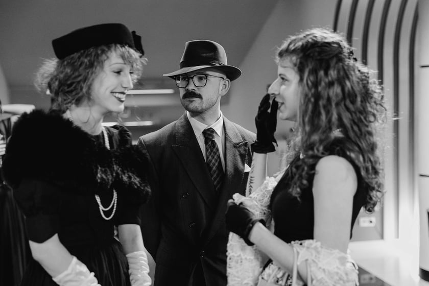 Czarno-biały bal w DCF. Kreacje, w jakich przybyli goście specjalnego pokazu filmu &bdquo;Casablanca&rdquo;