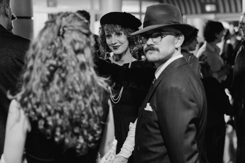 Czarno-biały bal w DCF. Kreacje, w jakich przybyli goście specjalnego pokazu filmu &bdquo;Casablanca&rdquo;