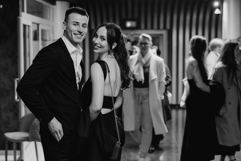 Czarno-biały bal w DCF. Kreacje, w jakich przybyli goście specjalnego pokazu filmu &bdquo;Casablanca&rdquo;