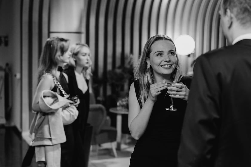 Czarno-biały bal w DCF. Kreacje, w jakich przybyli goście specjalnego pokazu filmu &bdquo;Casablanca&rdquo;
