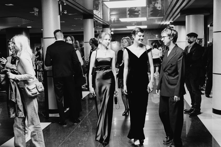 Czarno-biały bal w DCF. Kreacje, w jakich przybyli goście specjalnego pokazu filmu &bdquo;Casablanca&rdquo;
