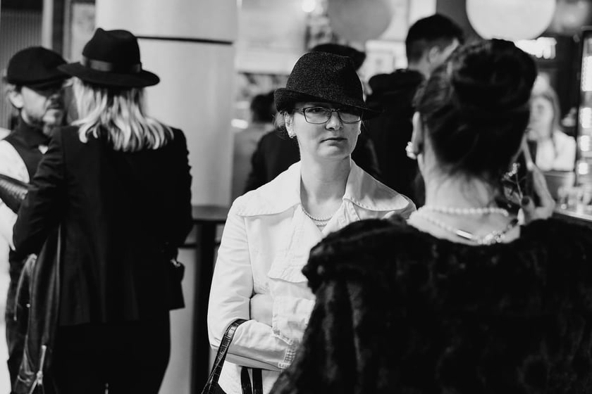 Czarno-biały bal w DCF. Kreacje, w jakich przybyli goście specjalnego pokazu filmu &bdquo;Casablanca&rdquo;