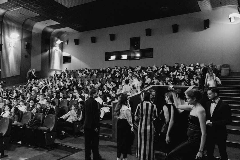 Czarno-biały bal w DCF. Kreacje, w jakich przybyli goście specjalnego pokazu filmu &bdquo;Casablanca&rdquo;