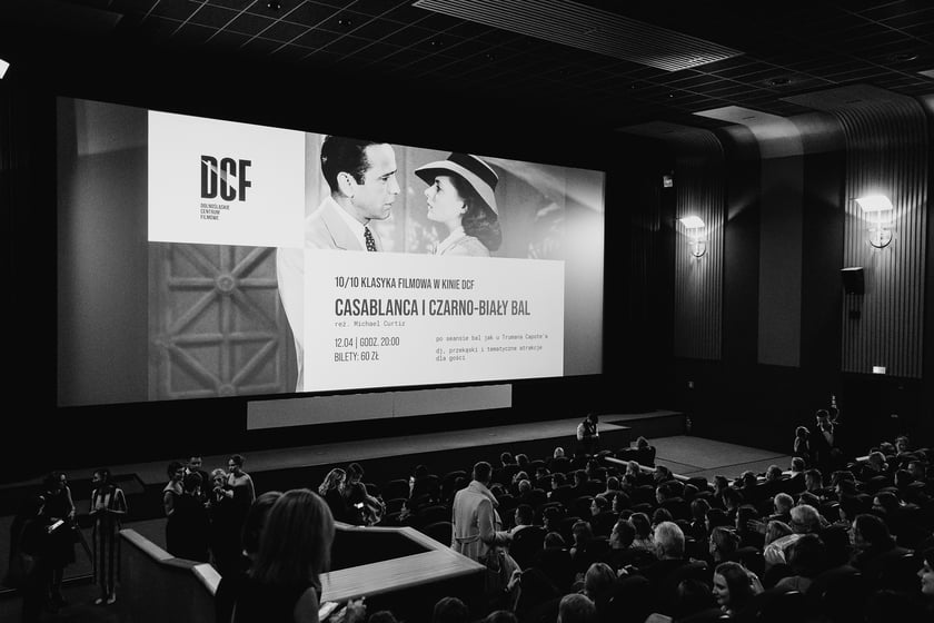 Czarno-biały bal w DCF. Kreacje, w jakich przybyli goście specjalnego pokazu filmu &bdquo;Casablanca&rdquo;