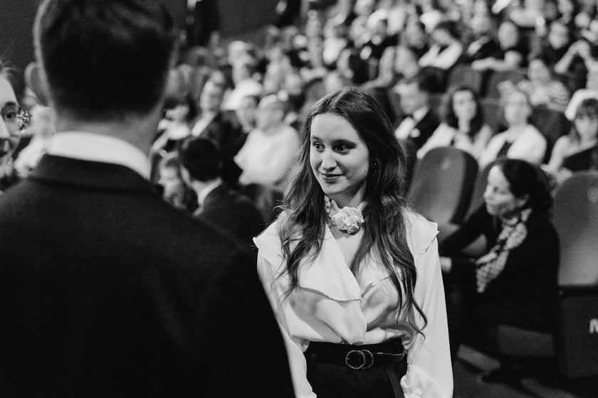 Czarno-biały bal w DCF. Kreacje, w jakich przybyli goście specjalnego pokazu filmu &bdquo;Casablanca&rdquo;