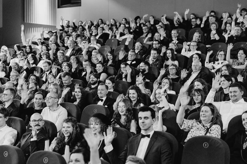 Czarno-biały bal w DCF. Kreacje, w jakich przybyli goście specjalnego pokazu filmu &bdquo;Casablanca&rdquo;