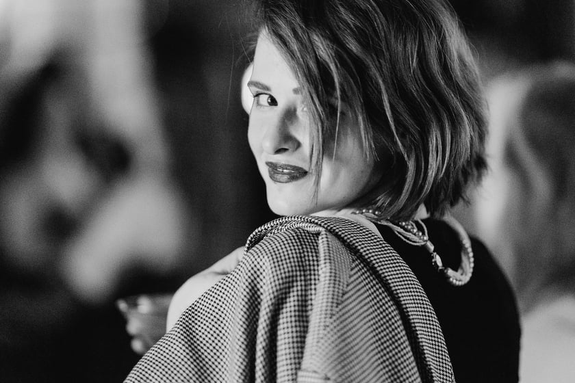 Czarno-biały bal w DCF. Kreacje, w jakich przybyli goście specjalnego pokazu filmu &bdquo;Casablanca&rdquo;