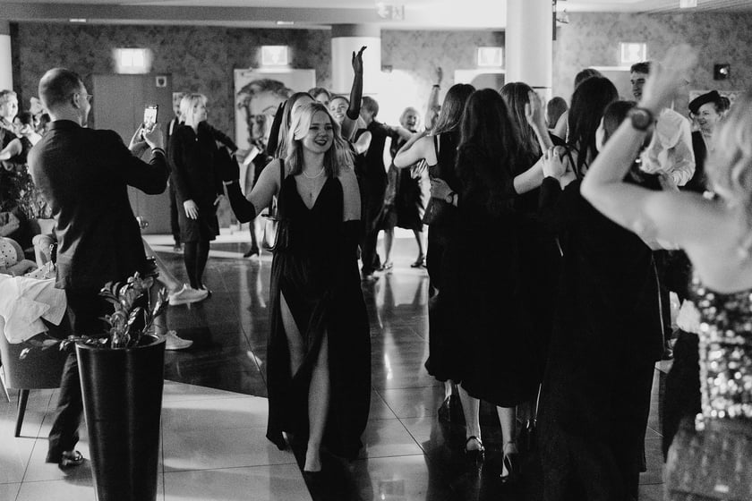 Czarno-biały bal w DCF. Kreacje, w jakich przybyli goście specjalnego pokazu filmu &bdquo;Casablanca&rdquo;
