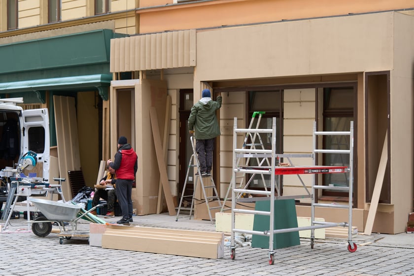 W środę (17 kwietnia) budowano scenografię w okolicach Uniwersytetu Wrocławskiego do najnowszego serialu, który będzie kręcony w stolicy Dolnego Śląska od tego weekendu