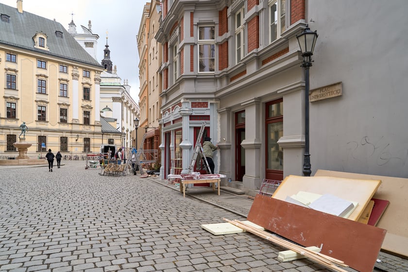 W środę (17 kwietnia) budowano scenografię w okolicach Uniwersytetu Wrocławskiego do najnowszego serialu, który będzie kręcony w stolicy Dolnego Śląska od tego weekendu