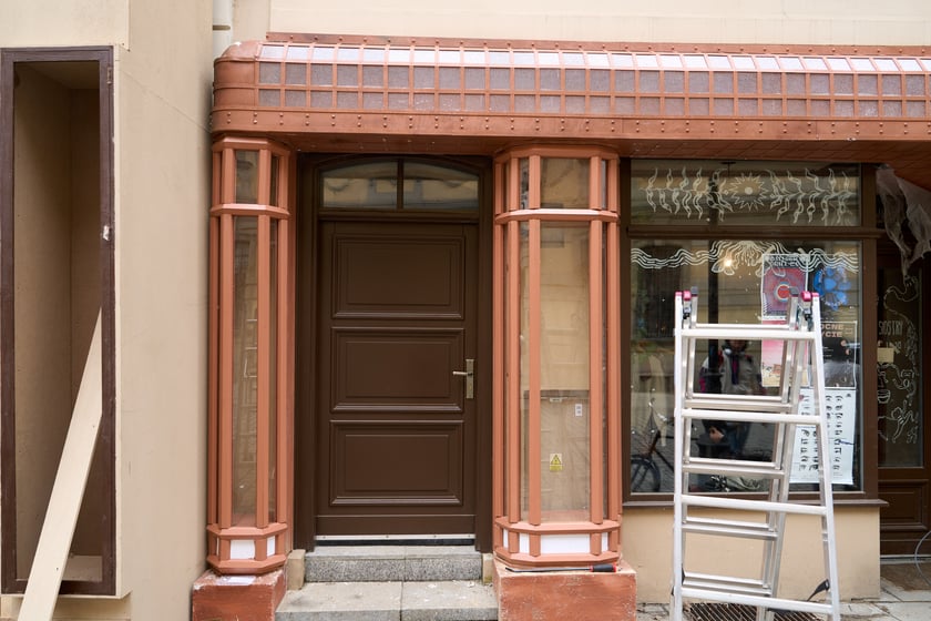 W środę (17 kwietnia) budowano scenografię w okolicach Uniwersytetu Wrocławskiego do najnowszego serialu, który będzie kręcony w stolicy Dolnego Śląska od tego weekendu