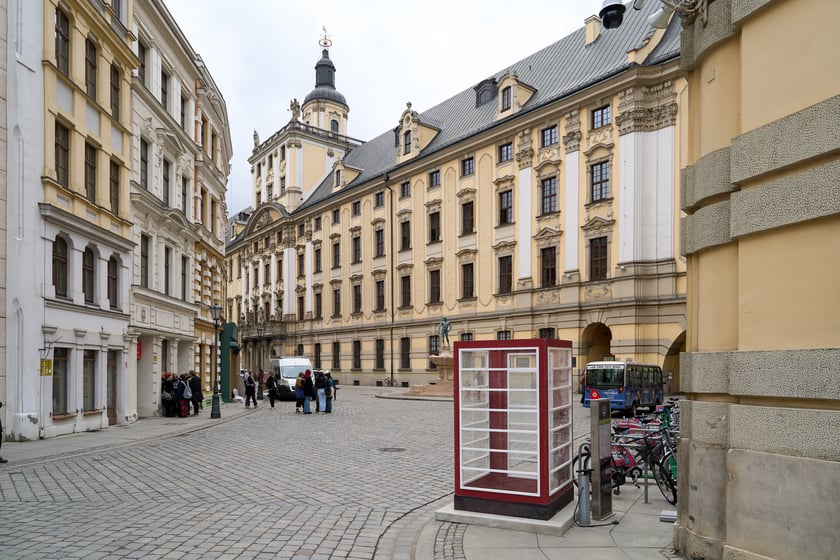 W środę (17 kwietnia) budowano scenografię w okolicach Uniwersytetu Wrocławskiego do najnowszego serialu, który będzie kręcony w stolicy Dolnego Śląska od tego weekendu