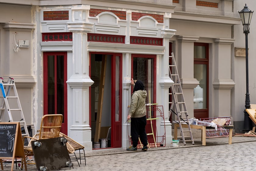 W środę (17 kwietnia) budowano scenografię w okolicach Uniwersytetu Wrocławskiego do najnowszego serialu, który będzie kręcony w stolicy Dolnego Śląska od tego weekendu