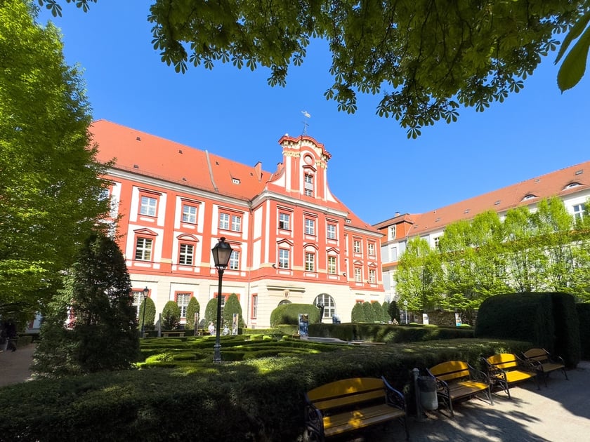 Ogr&oacute;d Ossolineum w pełnej krasie