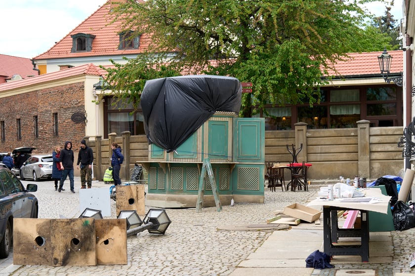Na Ostrowie Tumskim stanęła scenografia - Wrocław zamienił się w niemieckie miasto z lat 30. XX wieku