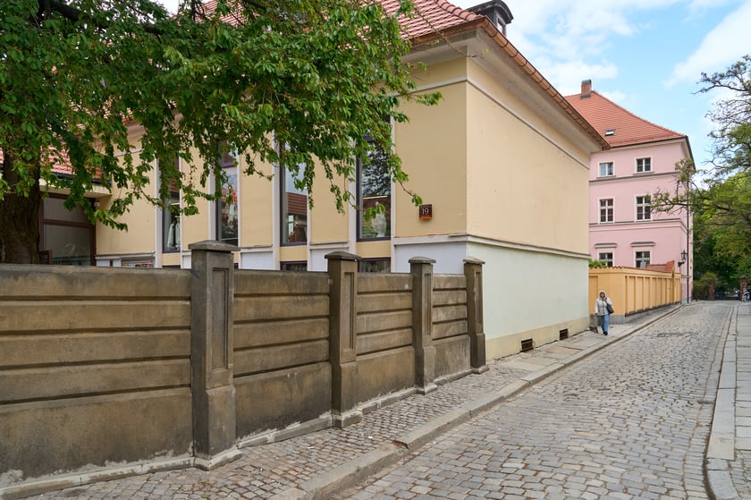 Na Ostrowie Tumskim stanęła scenografia - Wrocław zamienił się w niemieckie miasto z lat 30. XX wieku