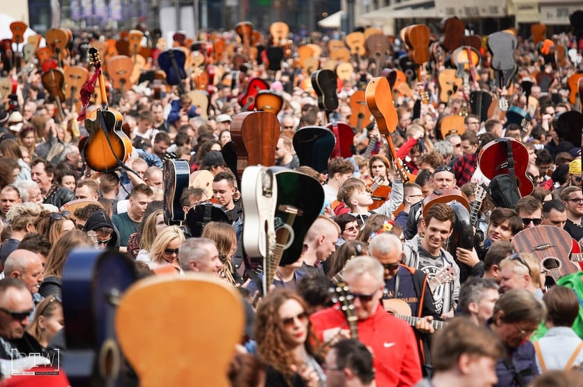 Gitarowy Rekord Świata gromadzi tłumy fan&oacute;w, kt&oacute;rzy grają &bdquo;Hey Joe&rdquo;&nbsp;