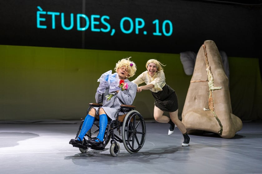 Scena ze spektaklu &bdquo;I love Chopin&rdquo; Wrocławskiego Teatru Pantomimy