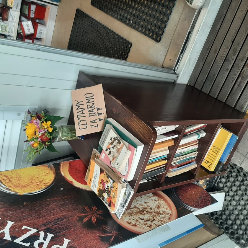 <p>Punkt bookcrossingowy na targowisku przy ul. Niedźwiedziej</p>