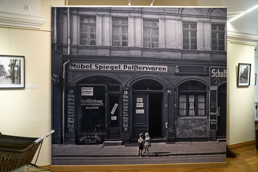 Wystawa "Czas pochwycony" w Ossolineum. Autor zdjęć nie jest znany. Fotografował przed wszystkim architekturę, mieszkańcy miasta są w tle
