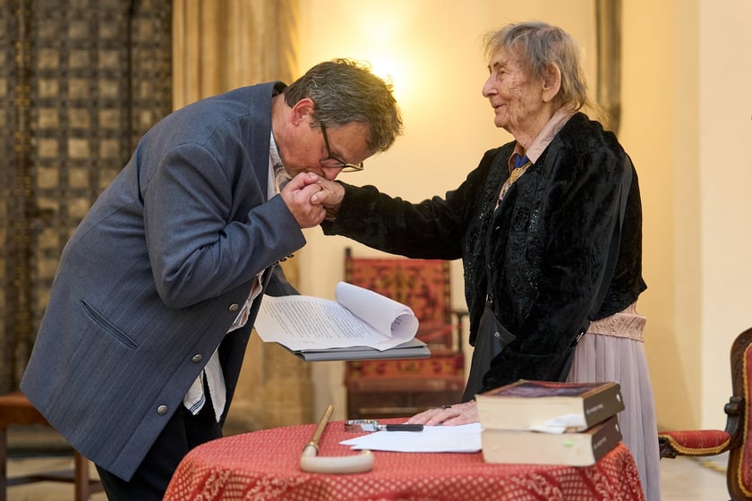 Uroczystość z okazji 93. urodzin poetki Urszuli Kozioł