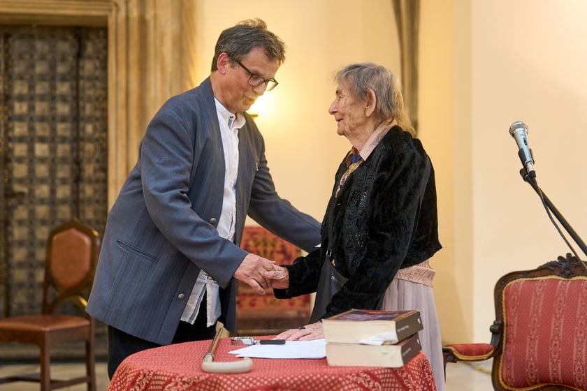 Uroczystość z okazji 93. urodzin poetki Urszuli Kozioł &ndash; Mariusz Urbanek gratuluje jubilatce