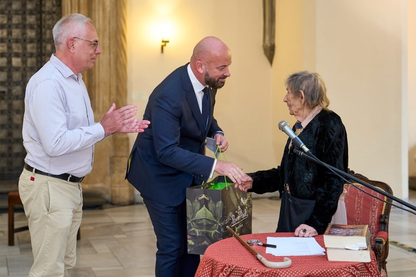 Uroczystość z okazji 93. urodzin poetki Urszuli Kozioł &ndash; życzenia składają prezydent Jacek Sutryk i Jerzy Pietraszek, dyrektor Wydziału Kultury UMW