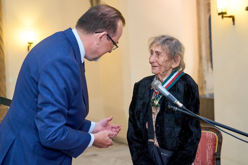 Uroczystość z okazji 93. urodzin poetki Urszuli Kozioł &ndash; życzenia składa wojewoda Maciej Awiżeń, kt&oacute;ry wręczył także medal Gloria Artis