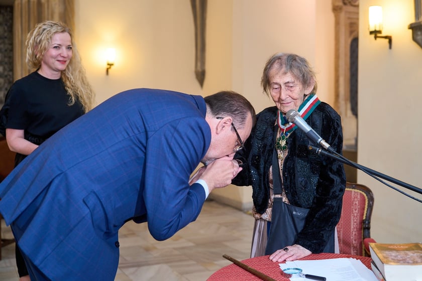 Uroczystość z okazji 93. urodzin poetki Urszuli Kozioł &ndash; życzenia składa wojewoda Maciej Awiżeń, kt&oacute;ry wręczył także medal Gloria Artis