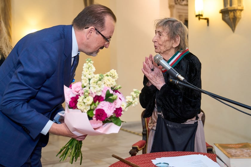 Uroczystość z okazji 93. urodzin poetki Urszuli Kozioł &ndash; życzenia składa wojewoda Maciej Awiżeń, kt&oacute;ry wręczył także medal Gloria Artis