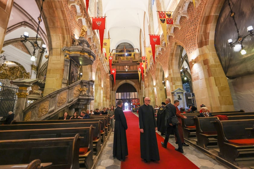 Uczestnicy konferencji prasowej dotyczącej remontu organów we wrocławskiej katedrze.
