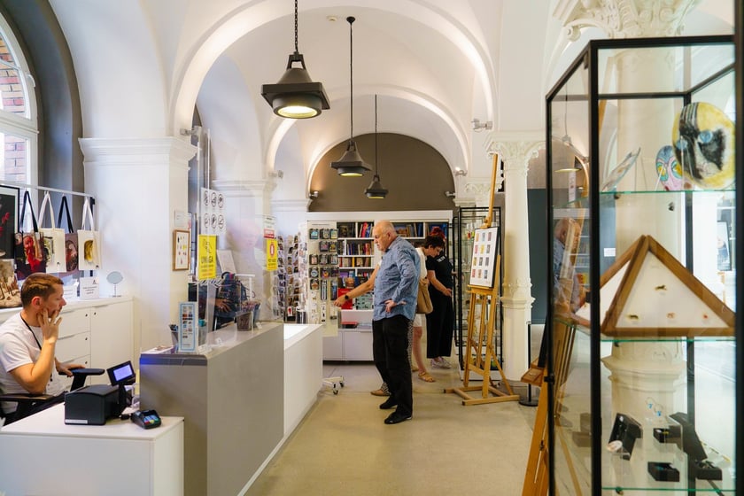 Gadżety w sklepiku Muzeum Narodowego we Wrocławiu