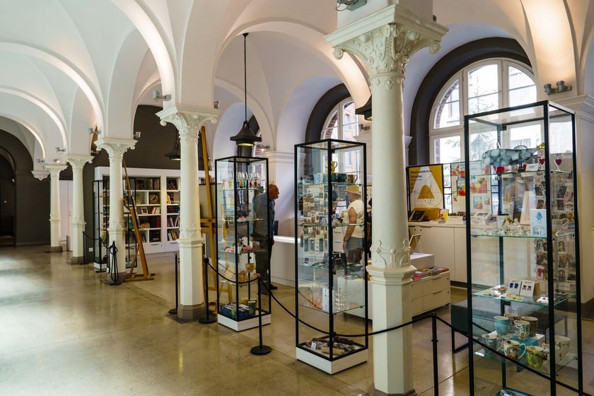 Gadżety w sklepiku Muzeum Narodowego we Wrocławiu