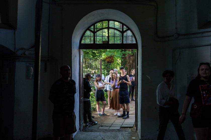 Wejście do nieaktywnej wieży ciśnień, tam praca Karoliny Szymanowskiej