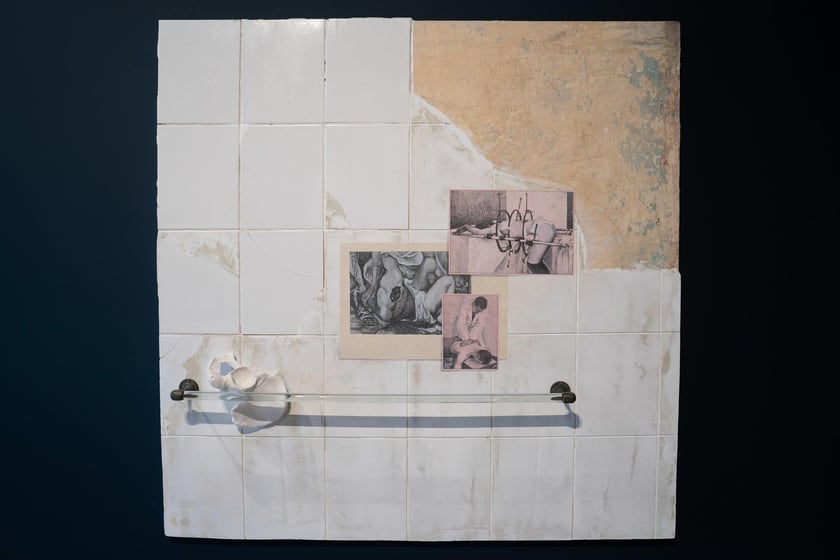 "Studium postawy", kafle, pasta akrylowa, pulment, pigment, plastik, metal, szkło, gips ceramiczny, transfer ścienny na papierze, akryl, gwasz, sklejka, 126 x 126 cm, 2023
