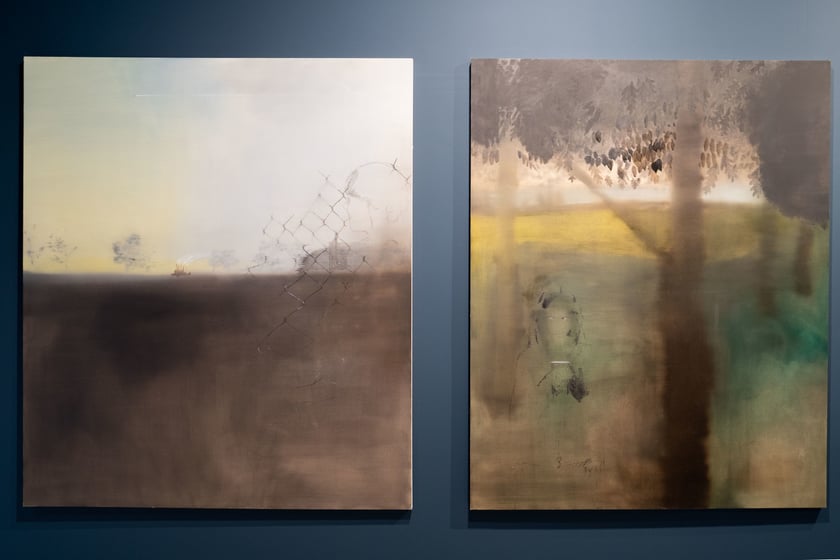 Po lewej: "Petrochemia Płock", olej na pł&oacute;tnie, 130 x 150, 2024 / po prawej: "Telefon", olej na pł&oacute;tnie, 120 x 150 cm, 2024
