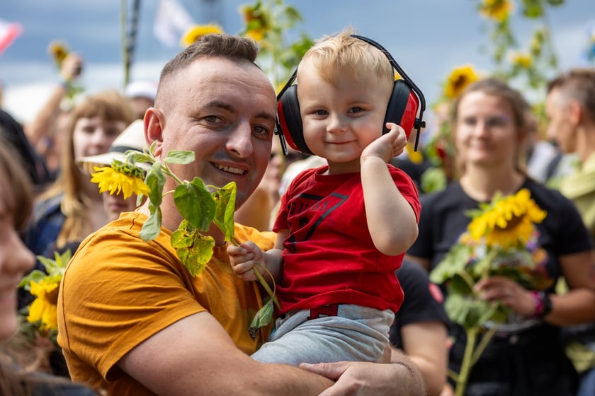 Pol'and'Rock Festival 2023 i festiwalowicze ze słonecznikami