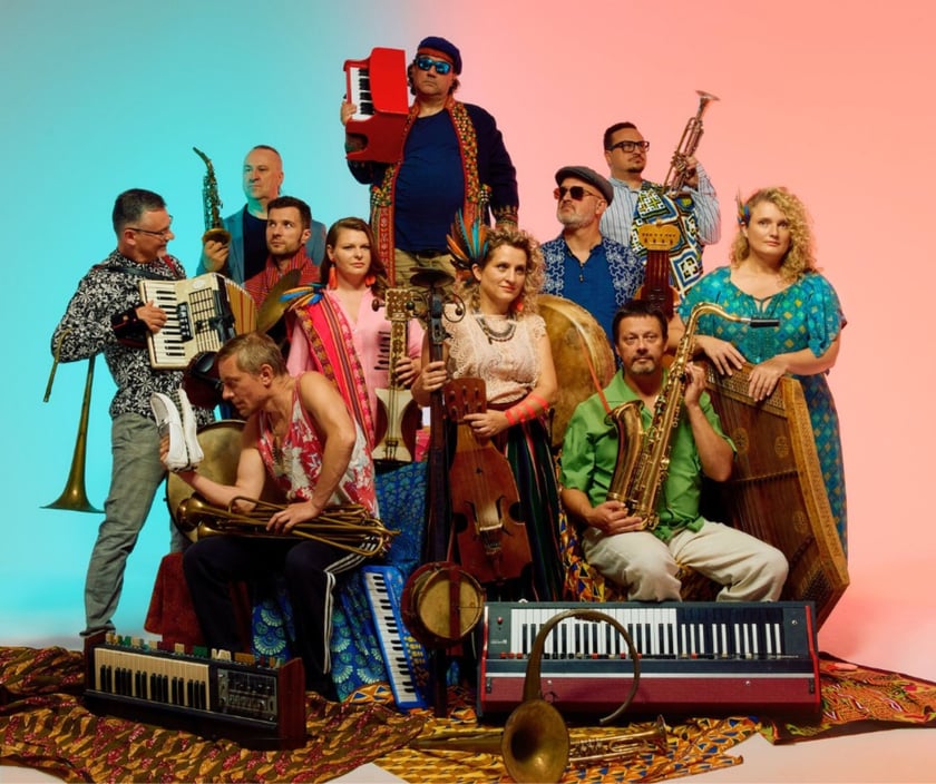 Kapela ze wsi Warszawa i Bassałyki
To będzie folkowy karnawał. Ethno Jazz Festival zaprasza 24 stycznia do Starego Klasztoru na wrocławską premierę koncertową nowego projektu muzycznego KAPELA ZE WSI WARSZAWA &amp; BASSAŁYKI! Czeka nas olśniewająca fuzja brytyjsko-karaibskiego stylu i ukochanego przez Kapelę tradycyjnego brzmienia - zapowiadają organizatorzy koncertu.
piątek, 24.01.25, godz. 20.00&nbsp;
Wrocław, Sala Gotycka w Starym Klasztorze, ul. Purkyniego 1
Bilety: miejsca siedzące: 120 zł - I pula; miejsca stojące/tańczące: 90 zł - I pula