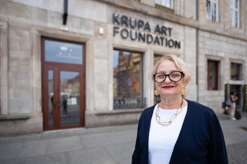 Na zdjęciu Dorota Monkiewicz, kuratorka wystawy prac Wojciecha Fangora