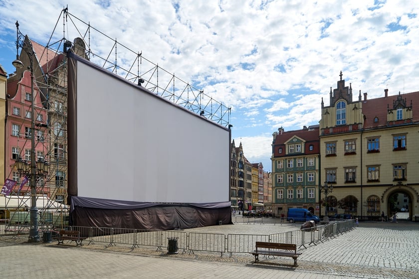 Ekran na wrocławskim rynku w budowie. Od piątku 19 lipca seanse za darmo podczas Festiwalu Nowe Horyzonty