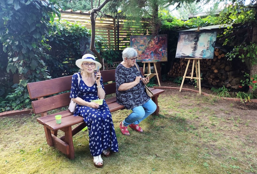 Wystawa Urszuli Sędzik. Wernisaż w ogrodzie