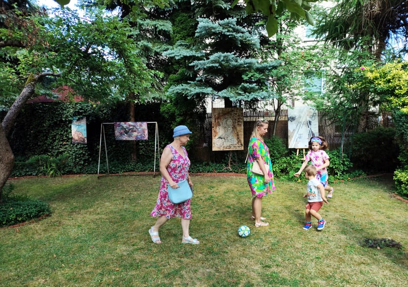 Wystawa Urszuli Sędzik. Wernisaż w ogrodzie