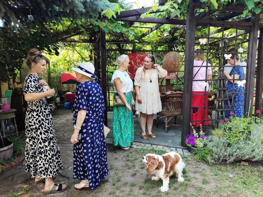 Wystawa Urszuli Sędzik. Wernisaż w ogrodzie