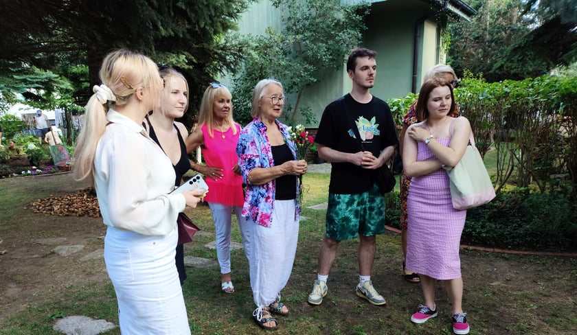 Wystawa Urszuli Sędzik. Wernisaż w ogrodzie