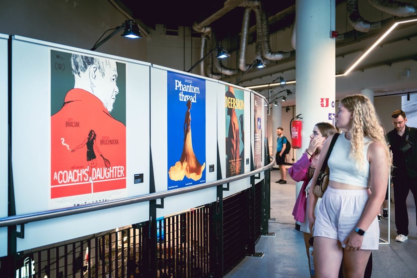 Wystawa plakat&oacute;w filmowych na I pietrze Kina Nowe Horyzonty