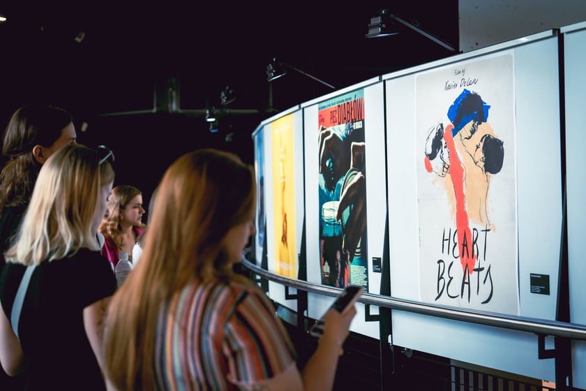 Wystawa plakat&oacute;w filmowych na I pietrze Kina Nowe Horyzonty
